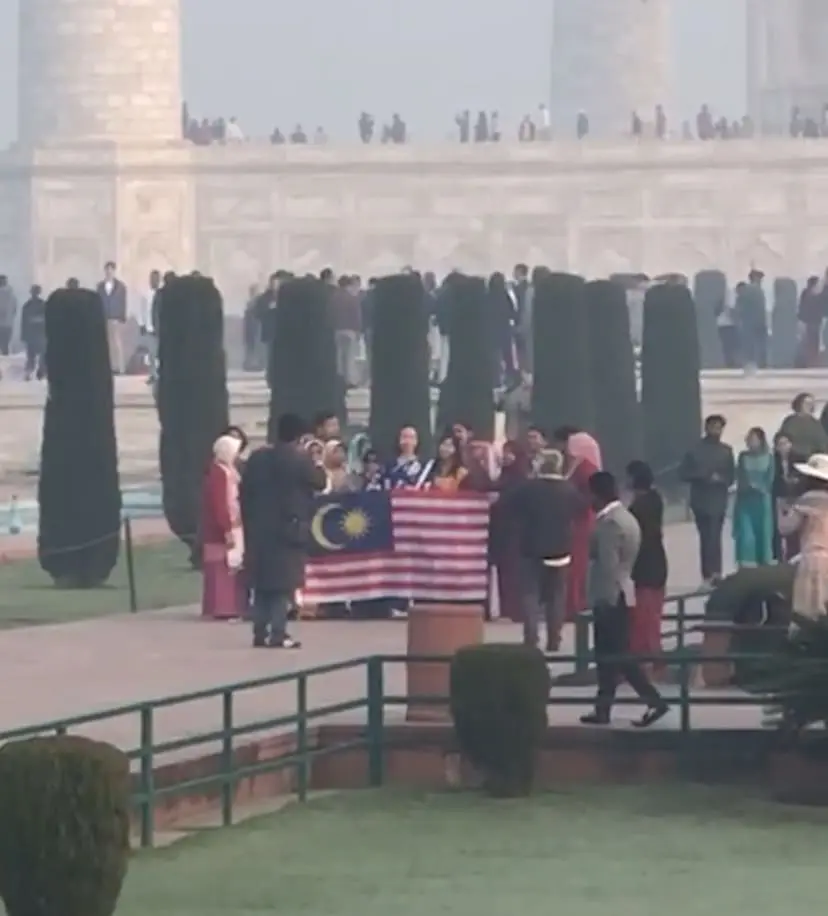 M'sian Women Rebuked For Waving Jalur Gemilang At Taj Mahal, 