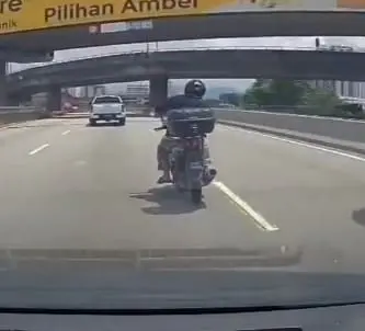 M'sian Man Angrily Throws Hammer At Car After It Allegedly Cut Into His Lane