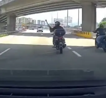 M'sian Man Angrily Throws Hammer At Car After It Allegedly Cut Into His Lane