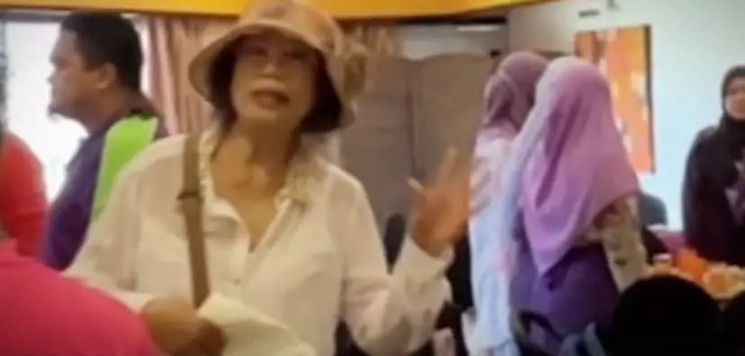 diners at Malaysia restaurant standing and singing Negaraku