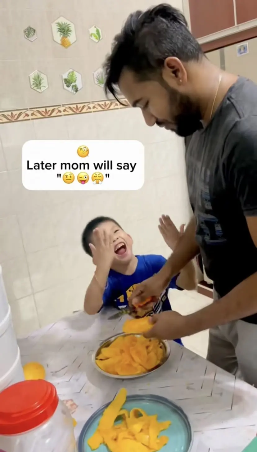 Kai Kai, chinese boy who is fluent in speaking Tamil with his neighbour