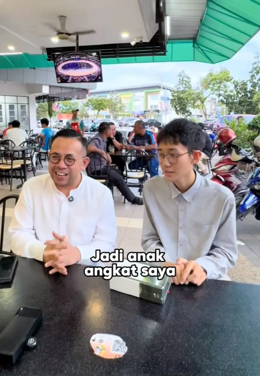 M'sian Minister Adopts Student Who Lost Luggage In Penang As His Son