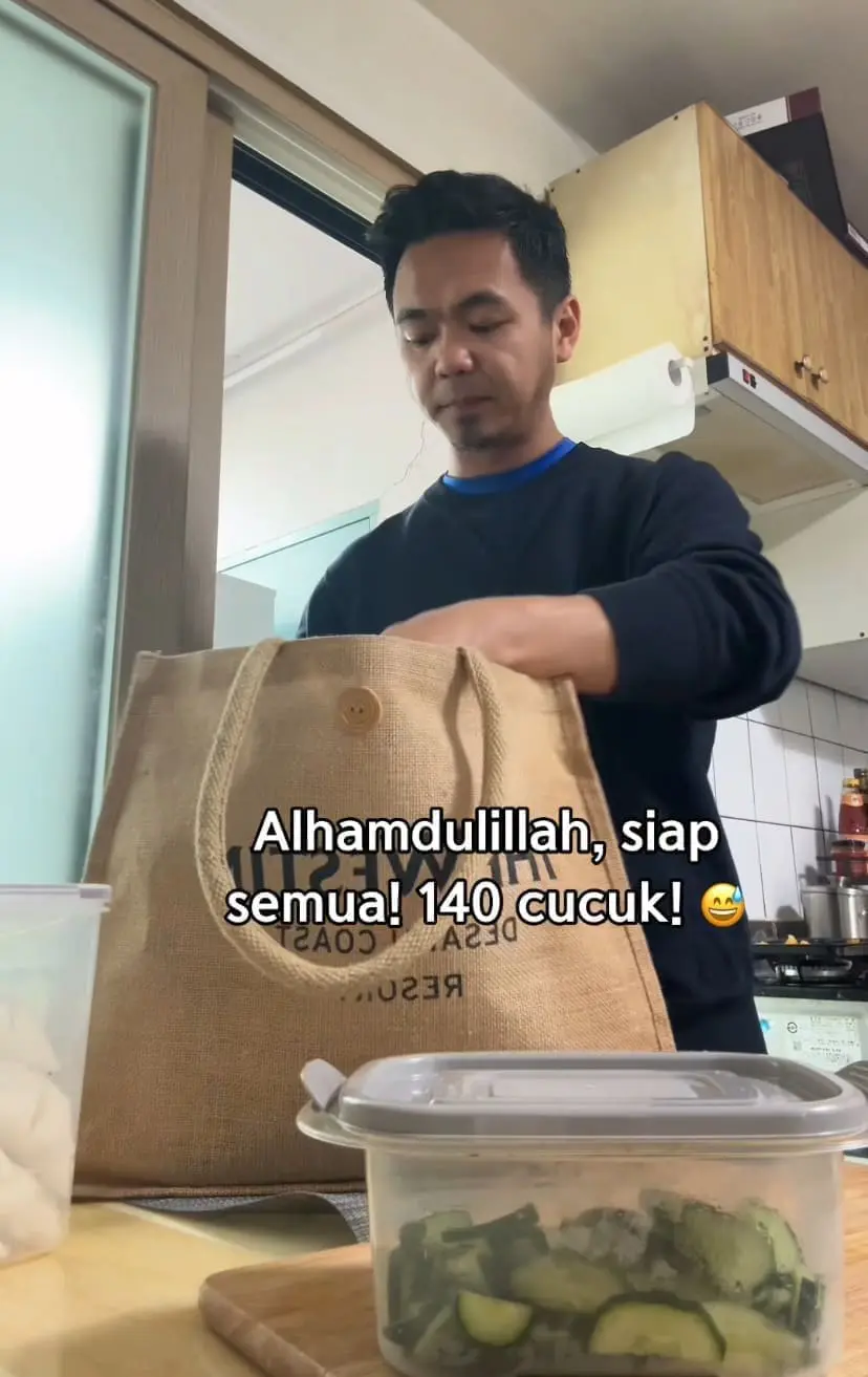 Fikri Akram making satays for Korean colleagues