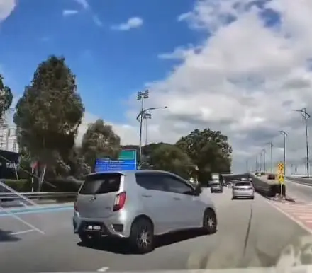 Perodua Axia Driver Recklessly Cuts Across 3 Lanes In JB Without Giving Signals