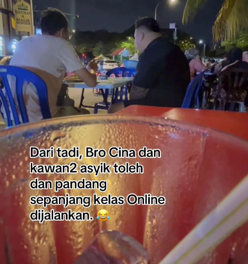 M'sian Woman Wows Chinese Diners With Fluent Mandarin While Conducting Online Class At Restaurant