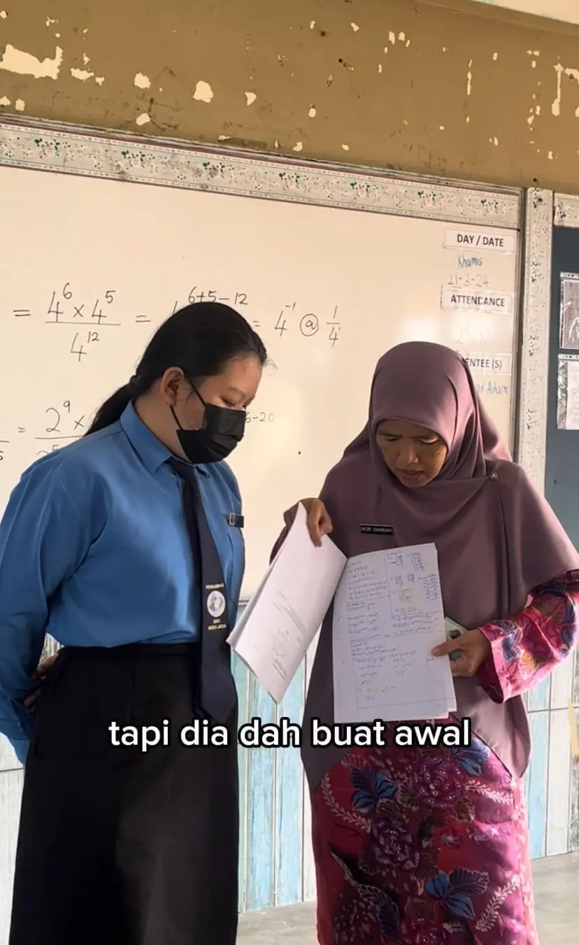 Cikgu Nor Sahidah rewards her student