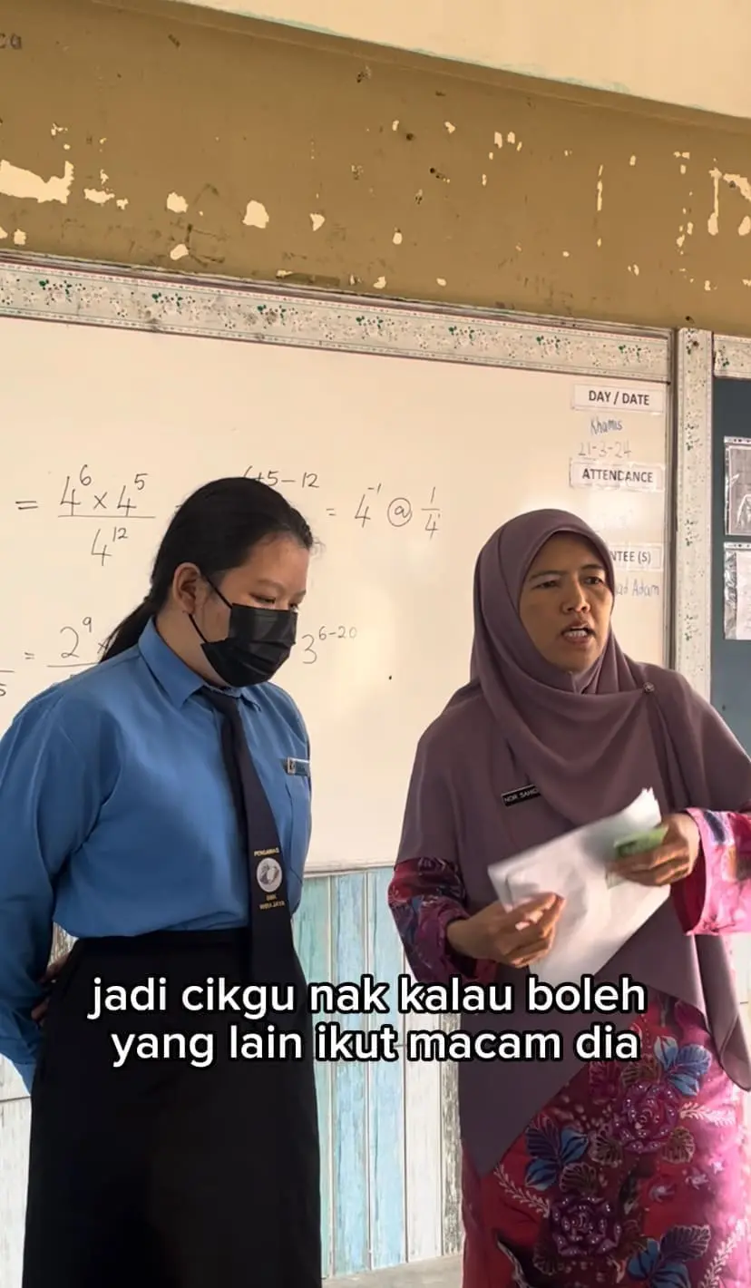 Cikgu Nor Sahidah rewards her student