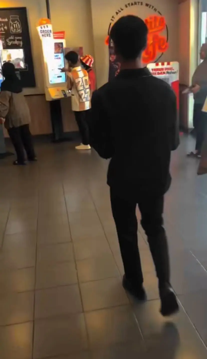 @madikemadi surprise his mum's birthday with cake at her workplace, kFC