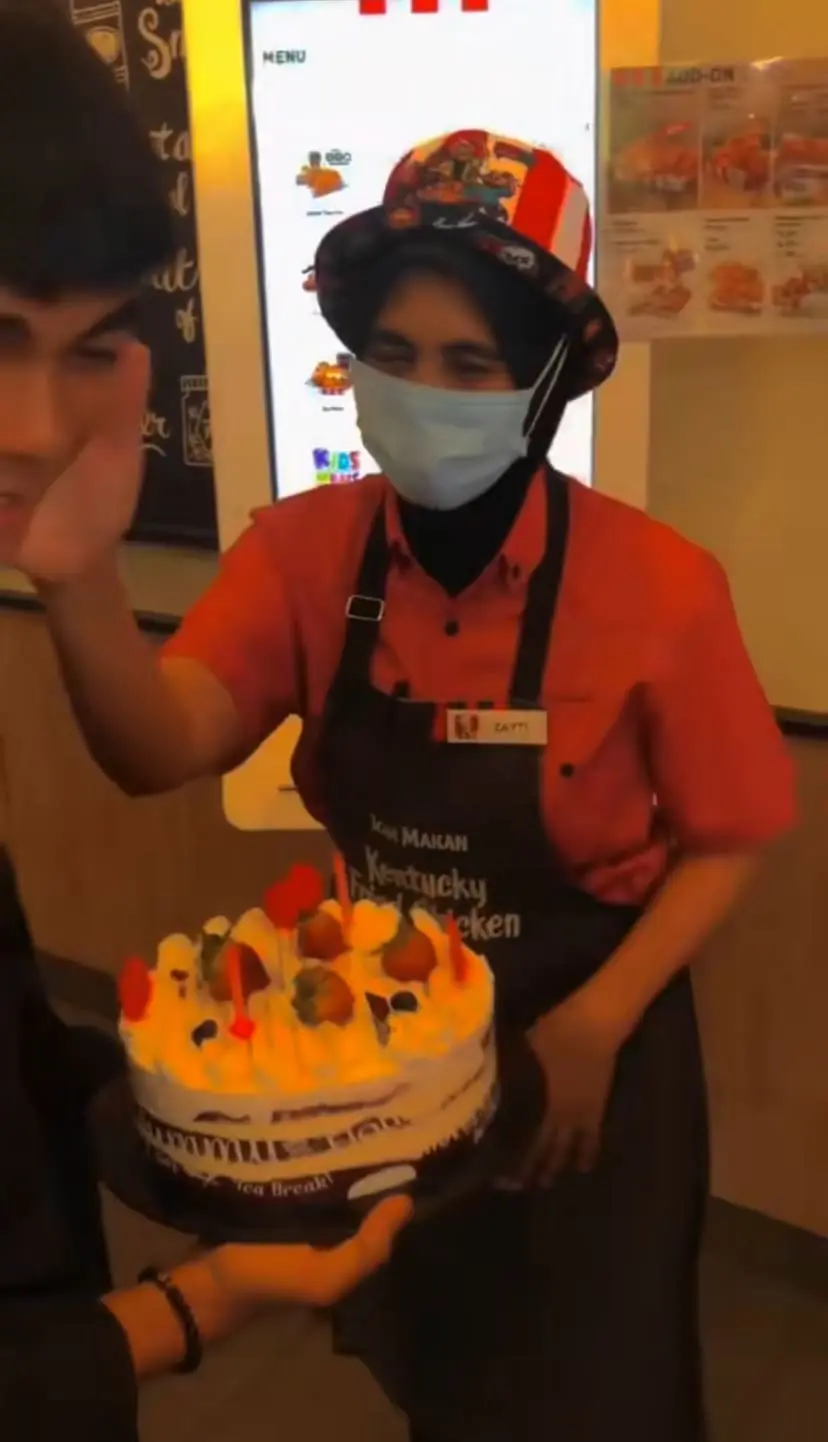 @madikemadi surprise his mum's birthday with cake at her workplace, kFC