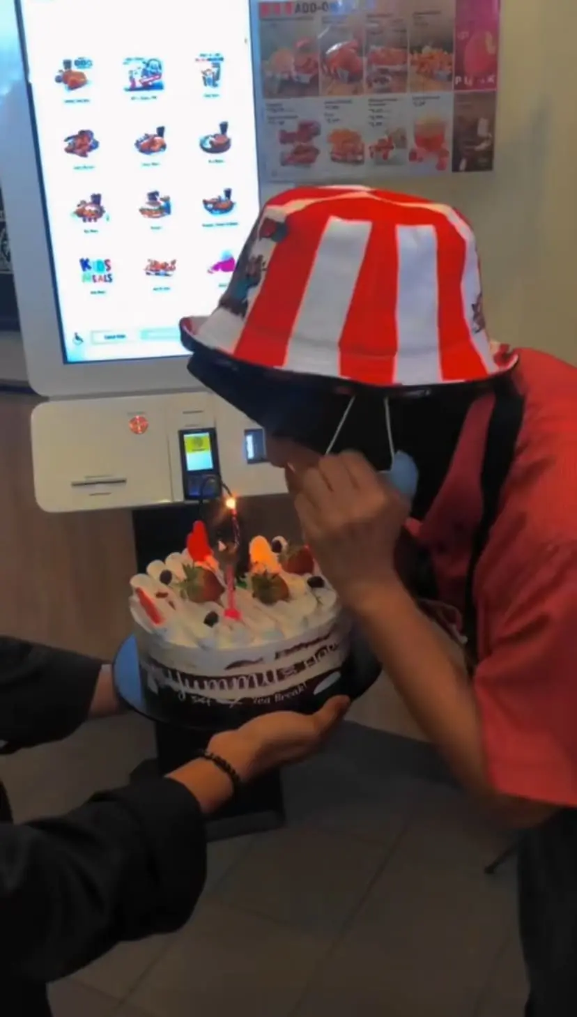 @madikemadi surprise his mum's birthday with cake at her workplace, kFC