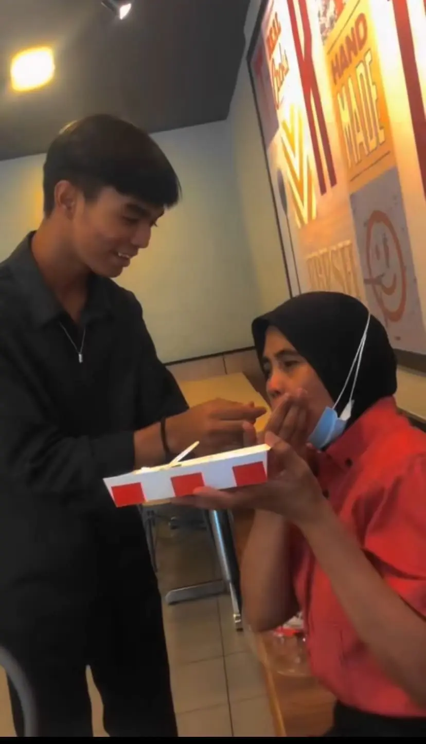 @madikemadi surprise his mum's birthday with cake at her workplace, kFC