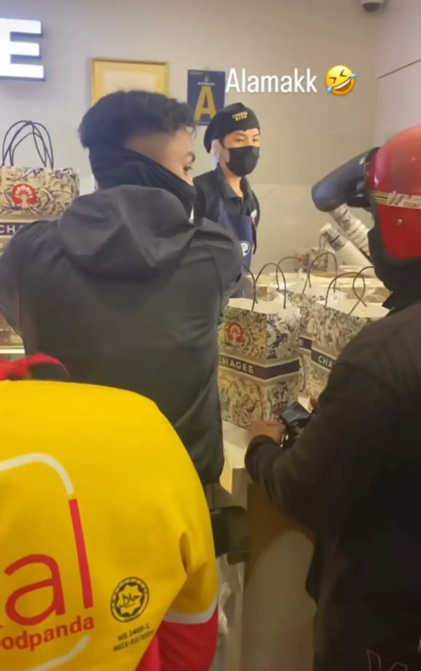 Malaysian riders and CHAGEE staff