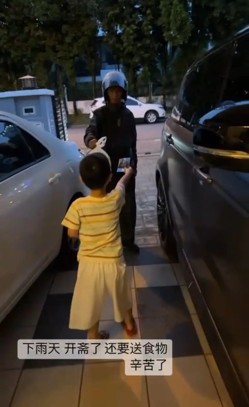 M'sian boy gives duit raya to food rider