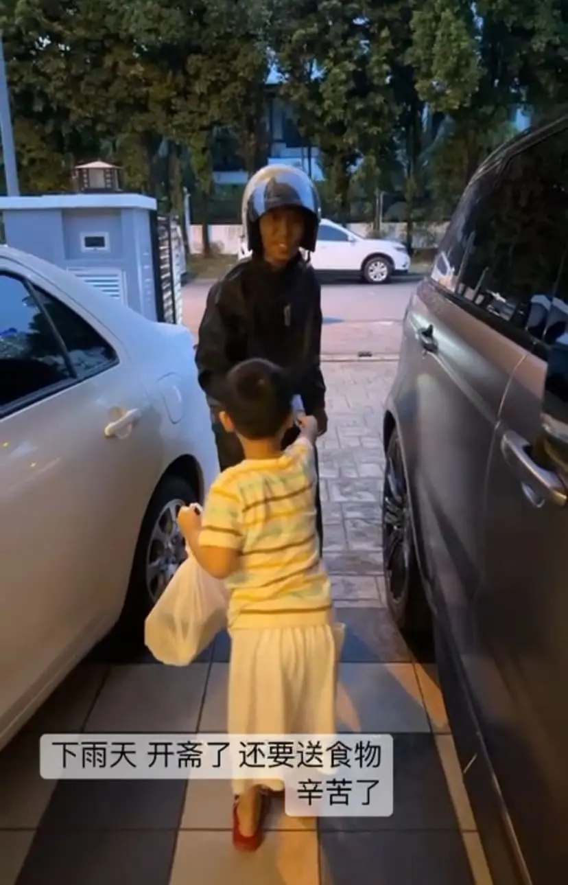 M'sian boy gives duit raya to food rider