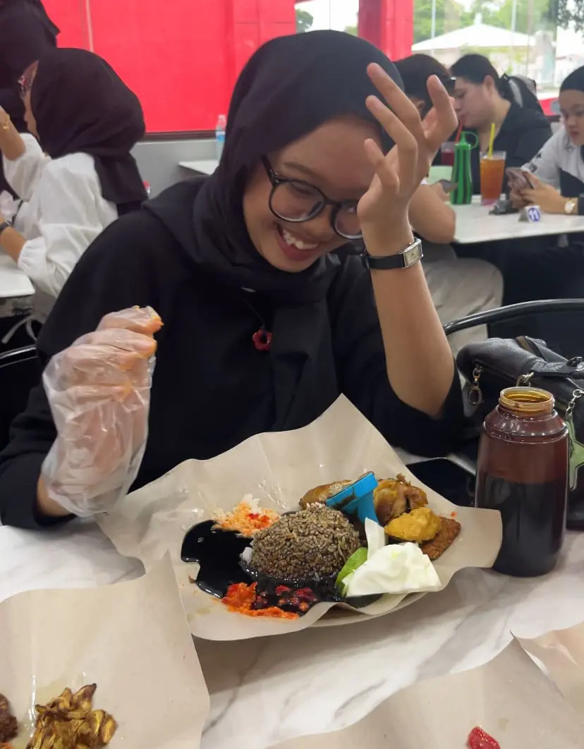 M'sian Woman’s Ayam Gepuk Soaked By Soy Sauce After Bottle Lid Pops Off