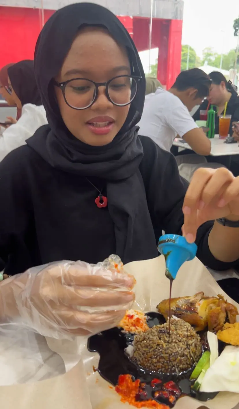 M'sian Woman’s Ayam Gepuk Soaked By Soy Sauce After Bottle Lid Pops Off