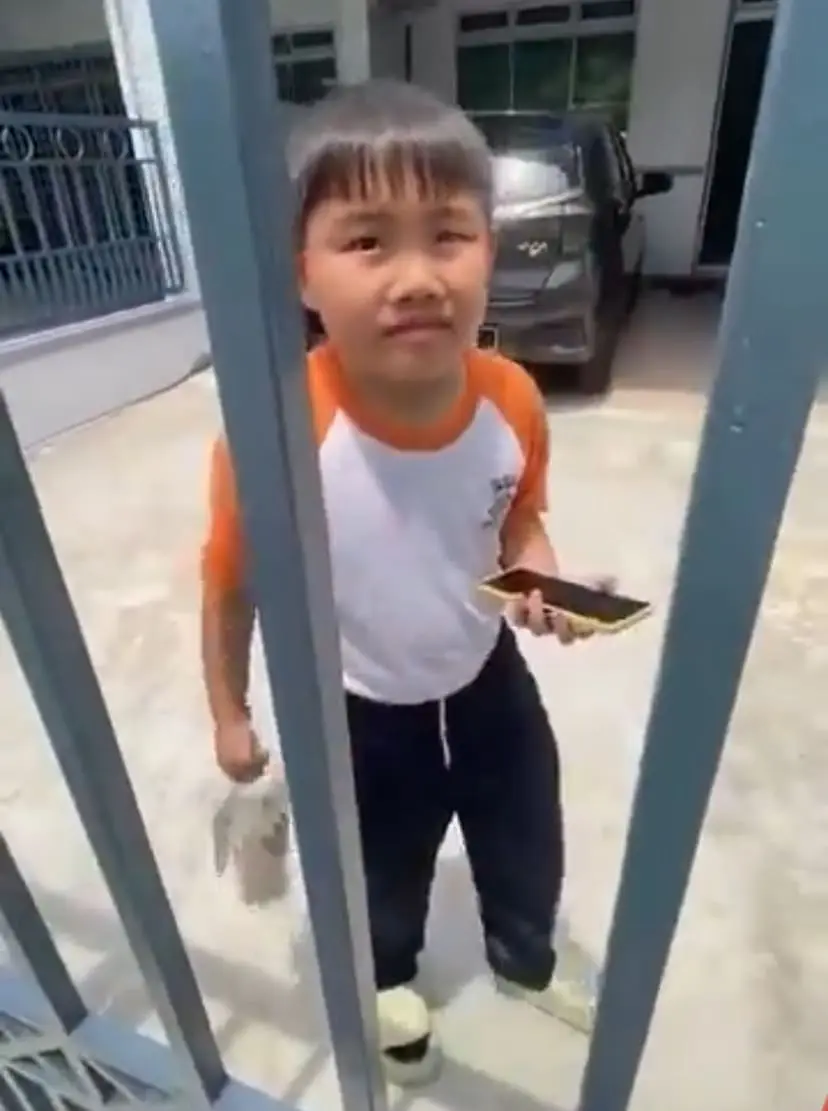 Grab rider handing in food to chinese kid