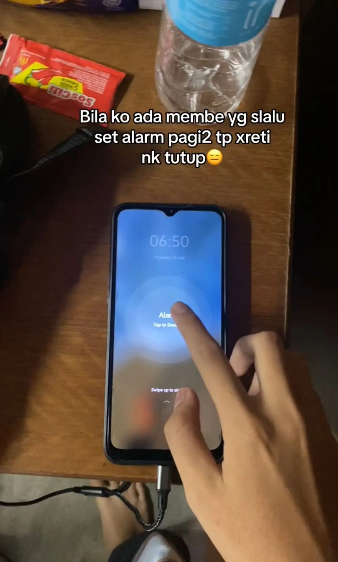 M'sian Student Sleeps Through Alarm As Roommate Takes Math Quiz At 6.50AM To Turn It Off