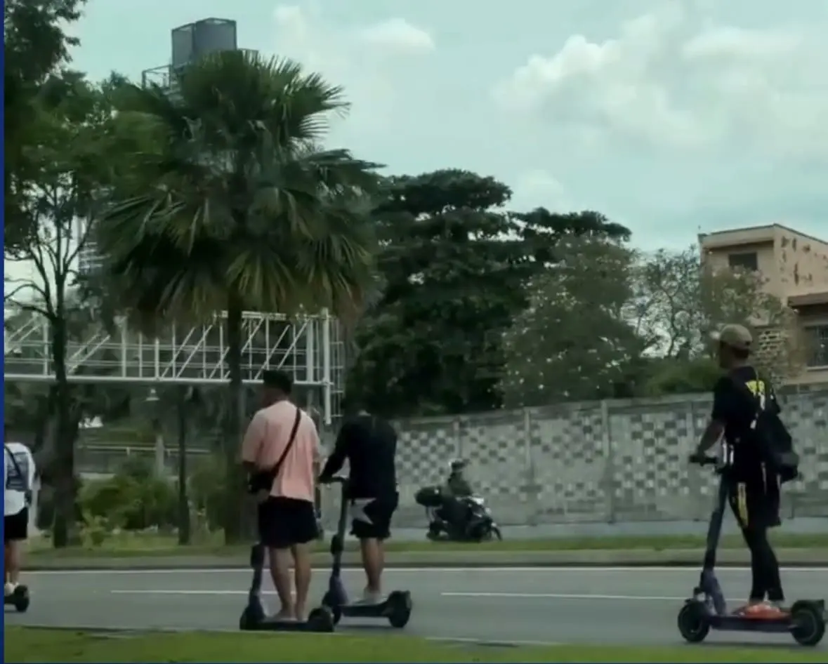 8 Men Recklessly Ride E-Scooters And Occupy Car Lanes Along KL Road