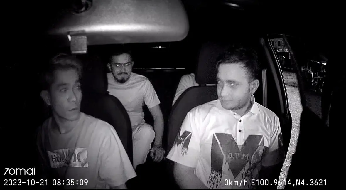 M'sian Driver Tries To Help Passenger With Seatbelt But Realises It’s Hopeless