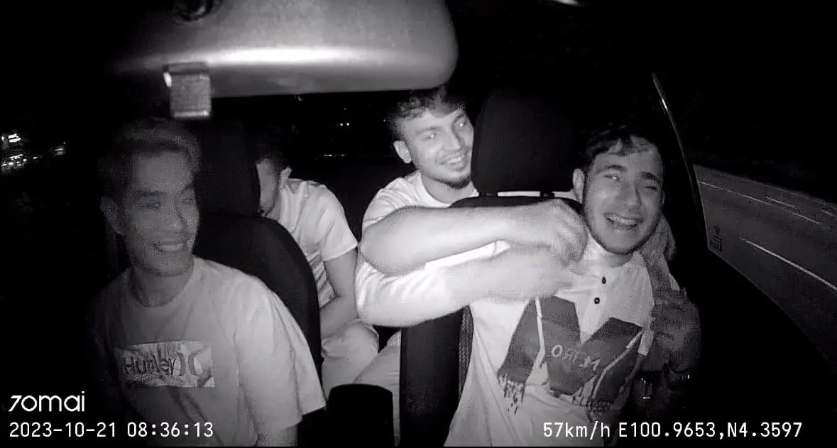 M'sian Driver Tries To Help Passenger With Seatbelt But Realises It’s Hopeless