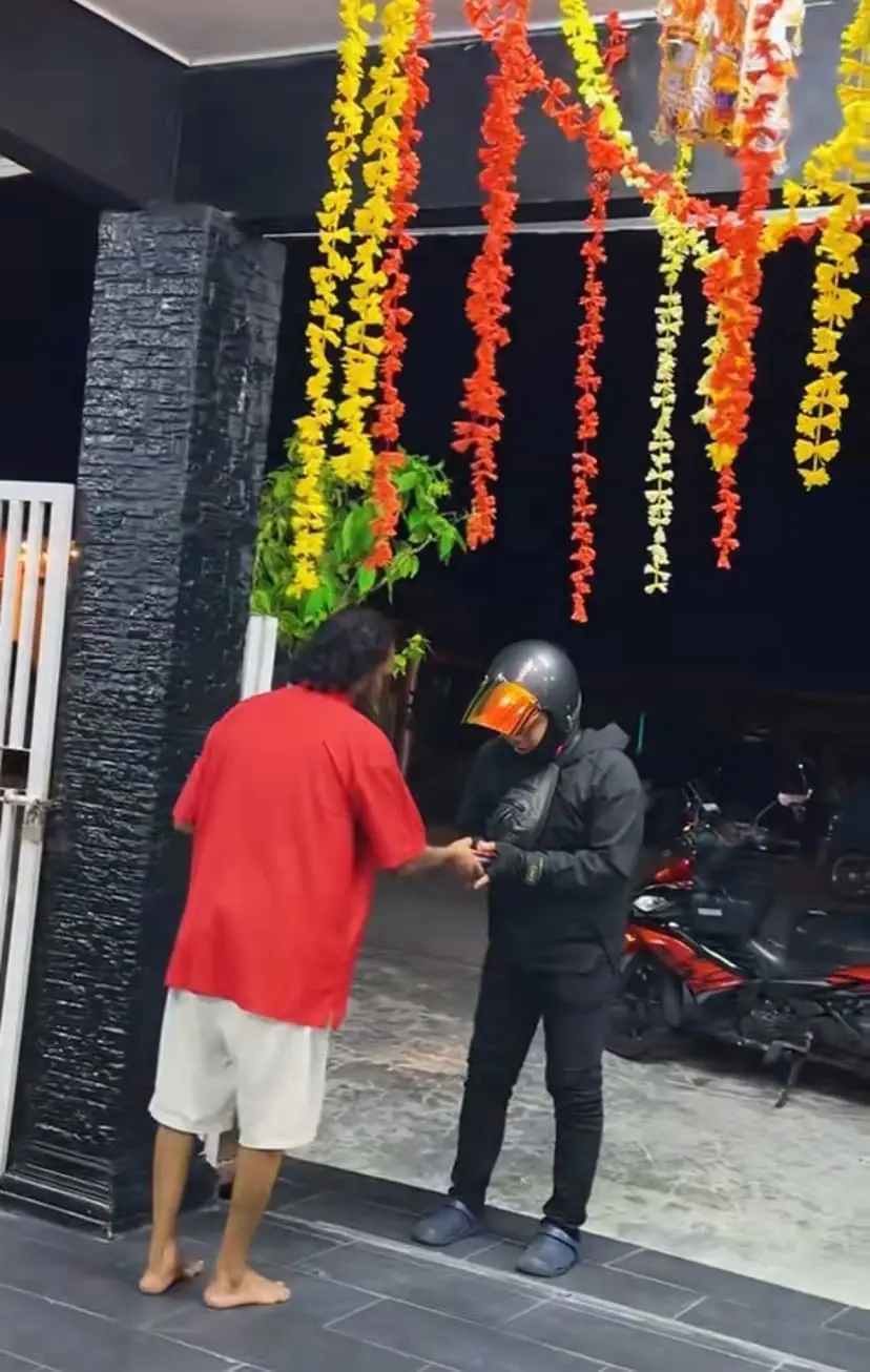 Malaysian uncle gives Grab rider an ang pao & drink