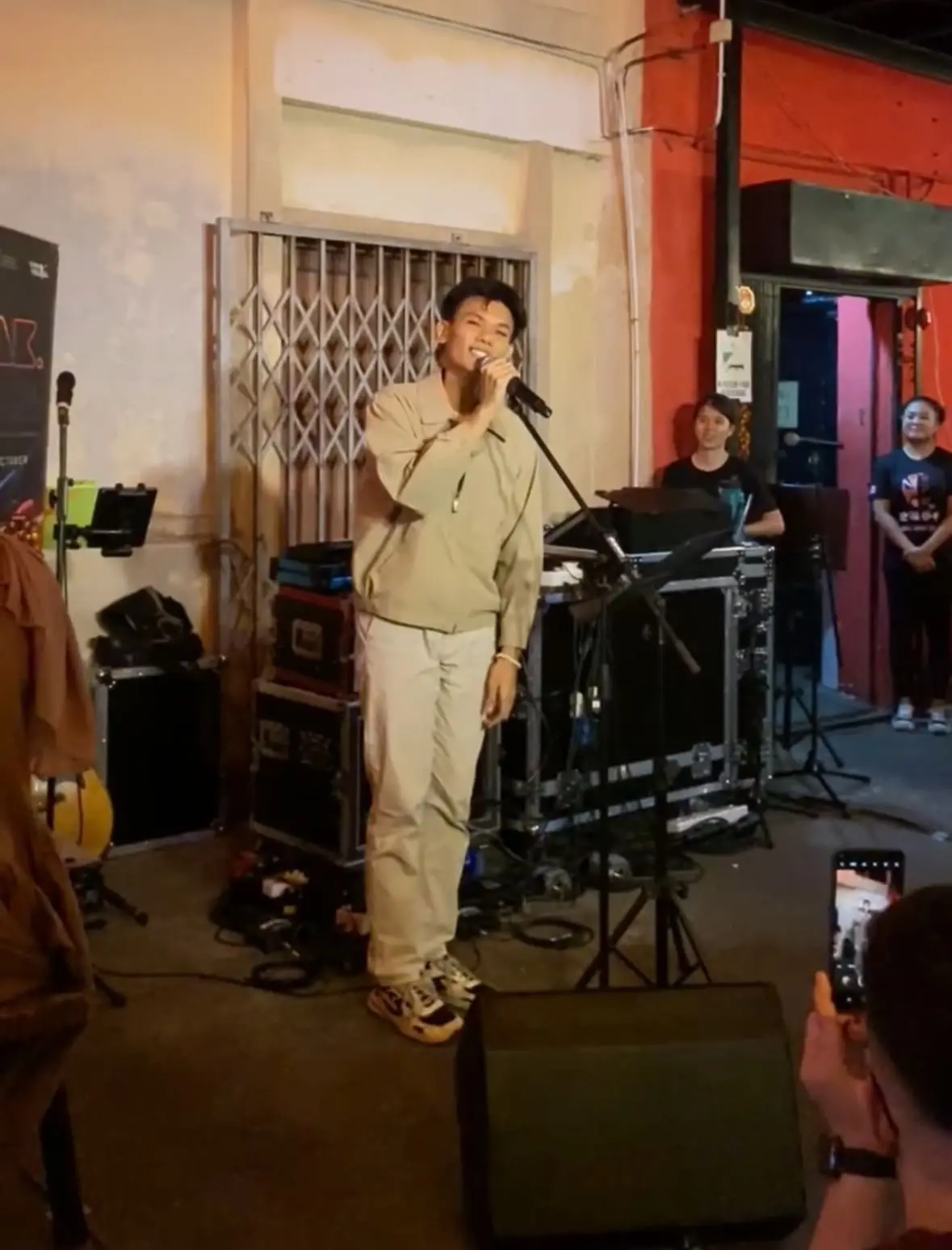 M'sian Man Surprises Crowd With Elvis-Like Voice That Doesn’t Match His Appearance
