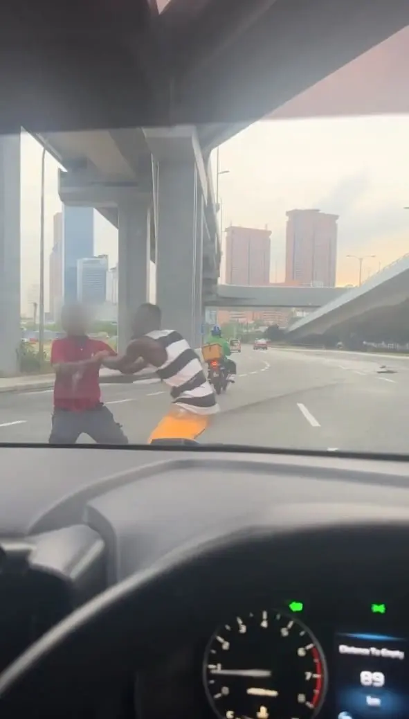 M'sian Woman Honks Frantically At Foreign Man Who Climbed Onto Her Car And Accused Her Of Hitting Him