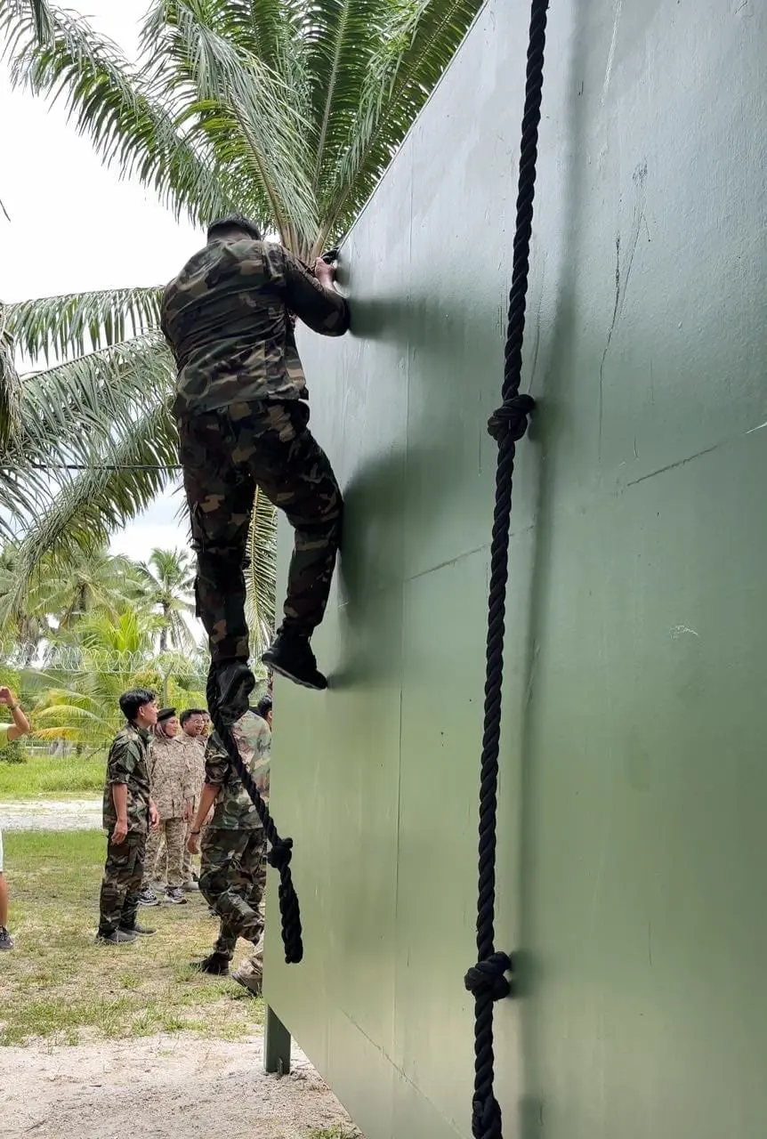 participant coming down from wall an obstacle at ESCAPE Ipoh