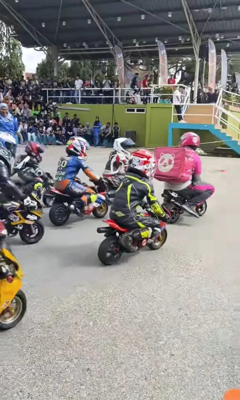 Many kids trying to outpace the Foodpanda rider