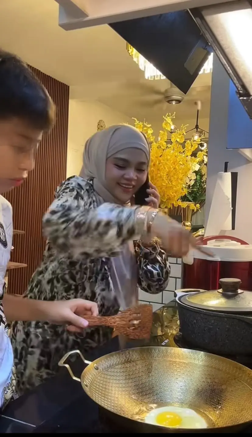 Mum signalling her son to do scrambled egg