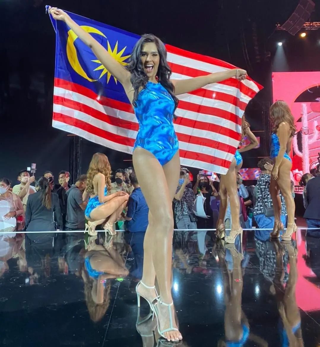 Lishalliny Kanaran holding Malaysia flag