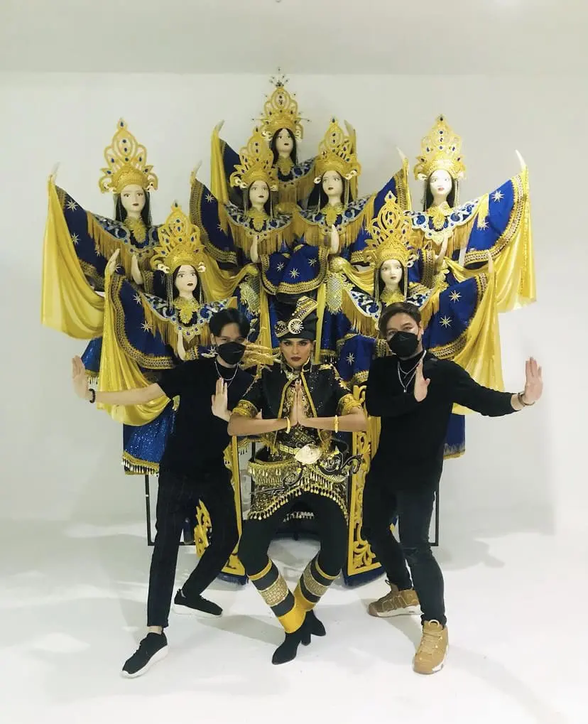 Lishalliny Kanaran representing Malaysia traditional attire - Ulek Mayang costume