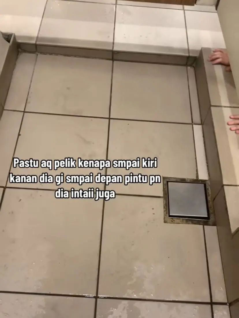 M'sian Man Encounters Child Peeping Underneath Toilet Stall At Public Restroom