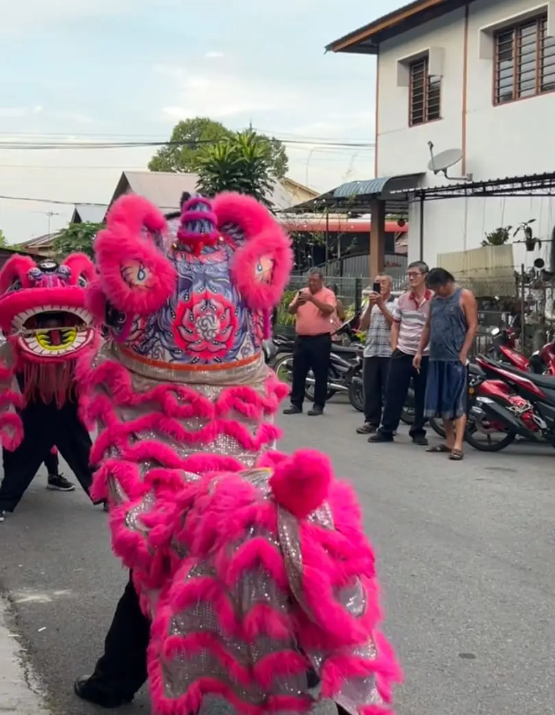 Uncle at Gurun Jaya Kedah vibing to lion dance performance