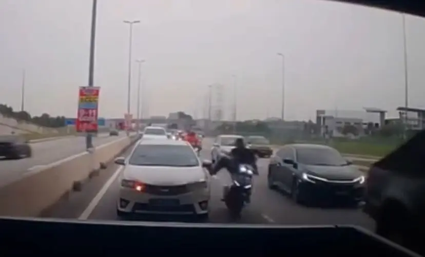 Motorcyclist kicked Toyota and fell down