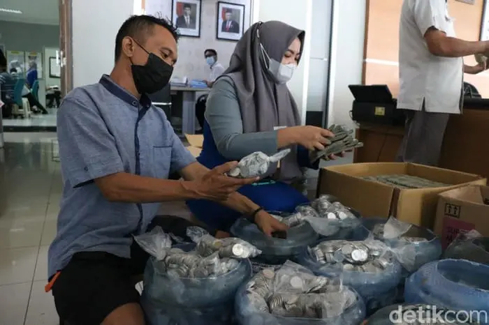 Indonesian couple saves money for dream car
