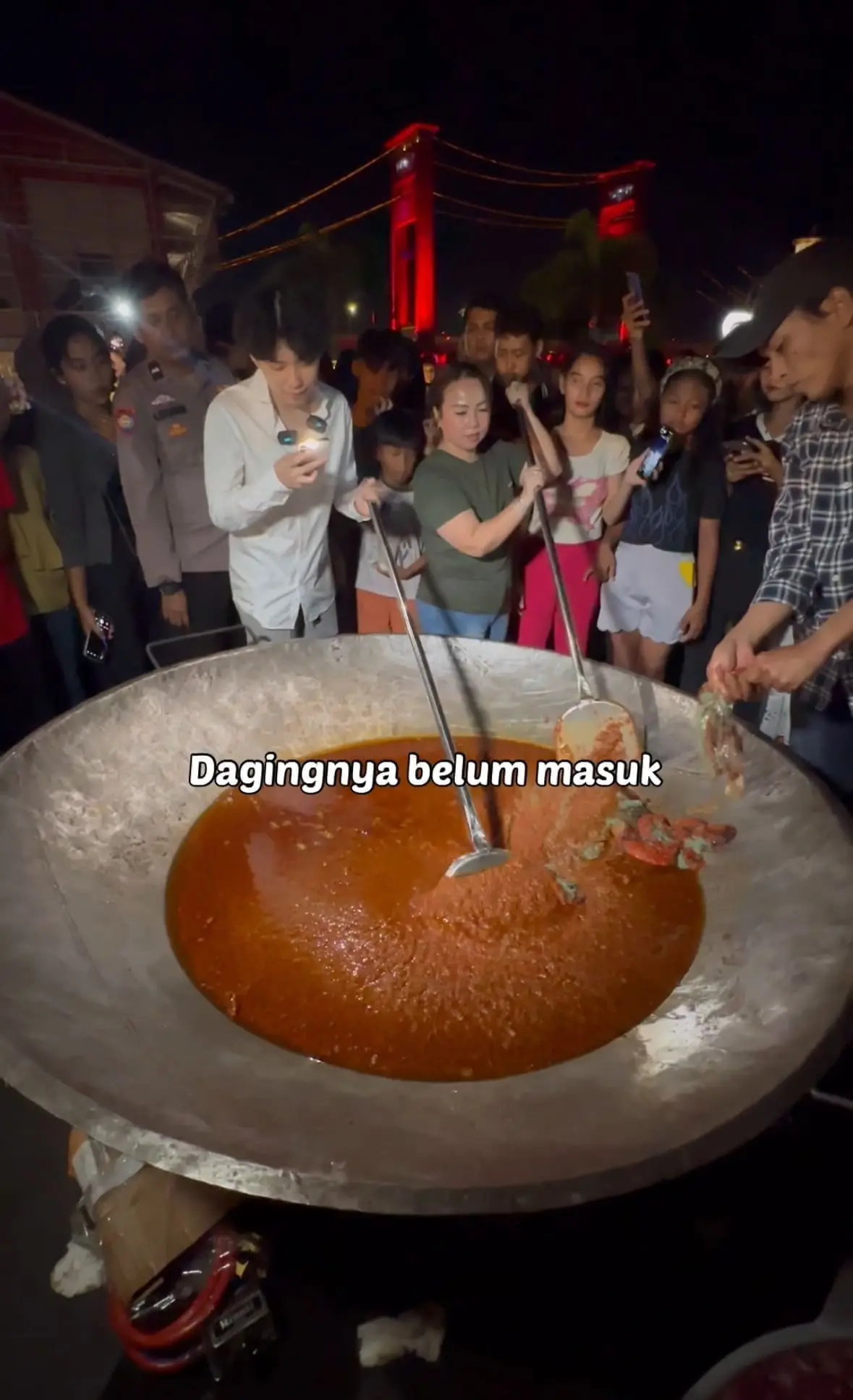 Indonesian Influencer Shocked After 200kg Of Uncooked Rendang For Iftar Vanishes In 15 Minutes