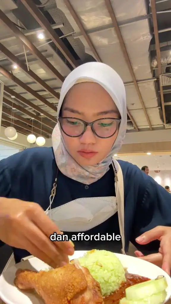 indonesian student eating nasi lemak