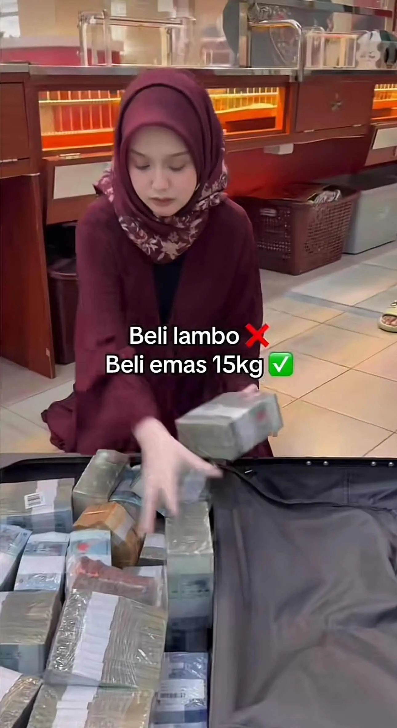 Influencer taking money out of the luggage