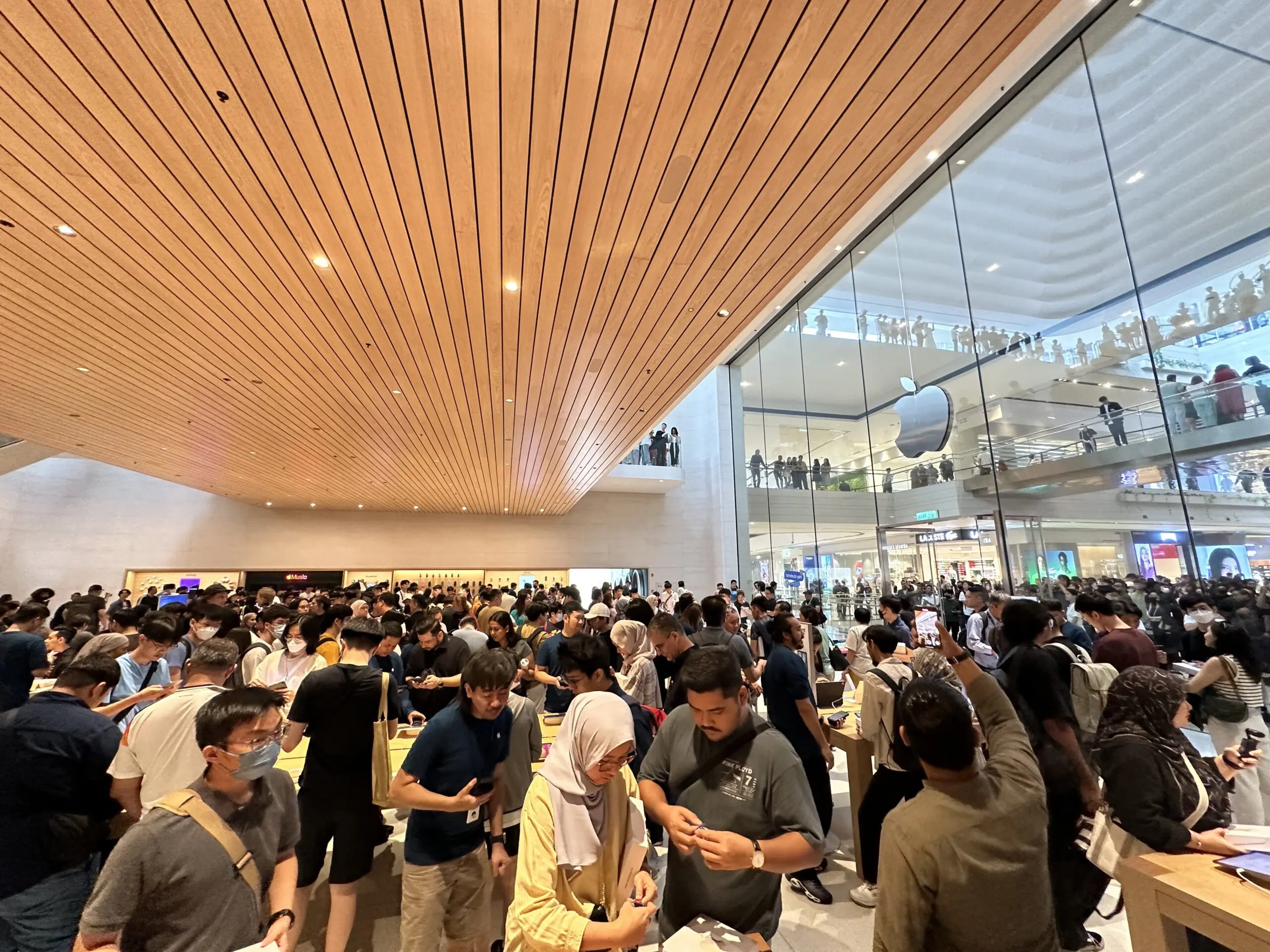 Inside Apple Store 2