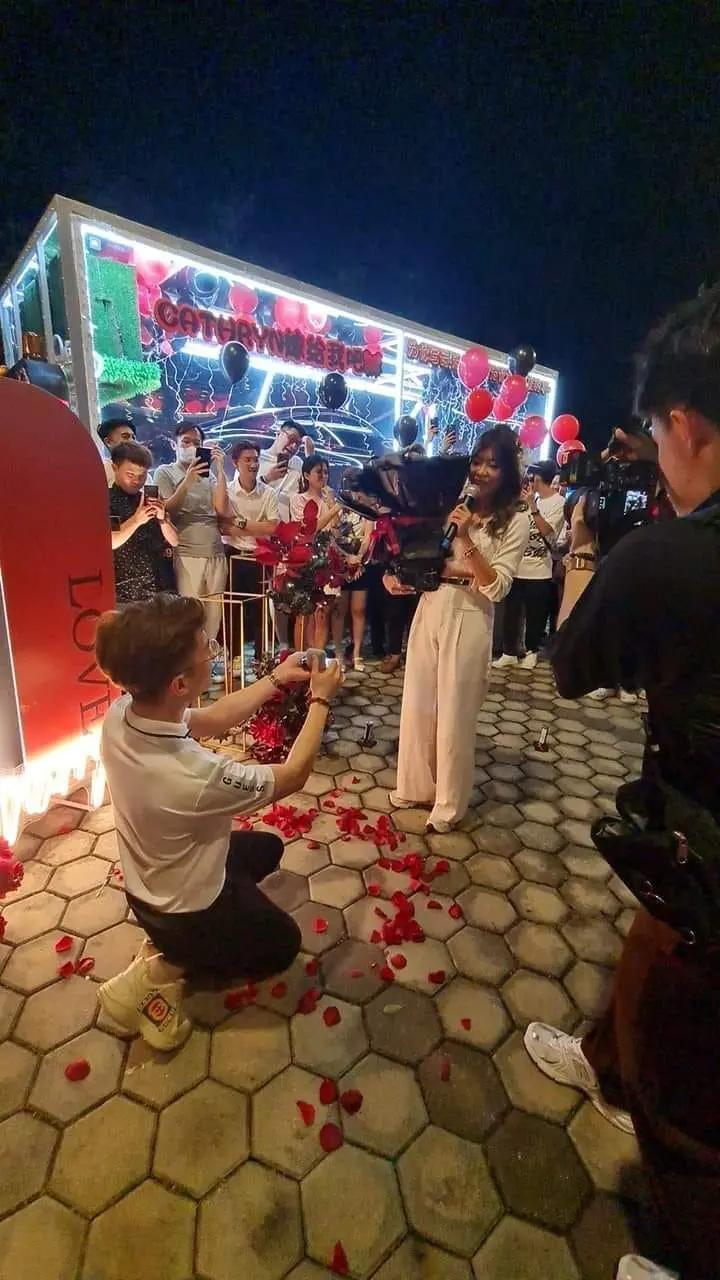 JB man proposes to his girlfriend with a porsche 01