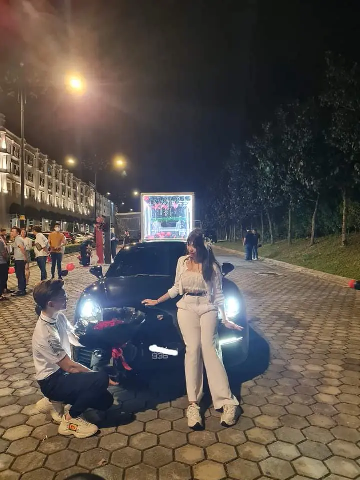 JB man proposes to his girlfriend with a porsche 03