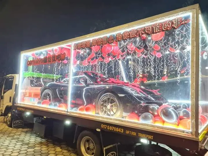 JB man proposes to his girlfriend with a porsche 04