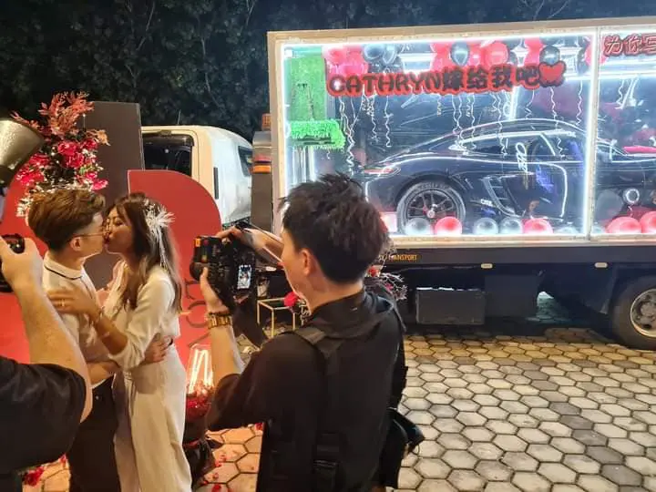 JB man proposes to his girlfriend with a porsche 05