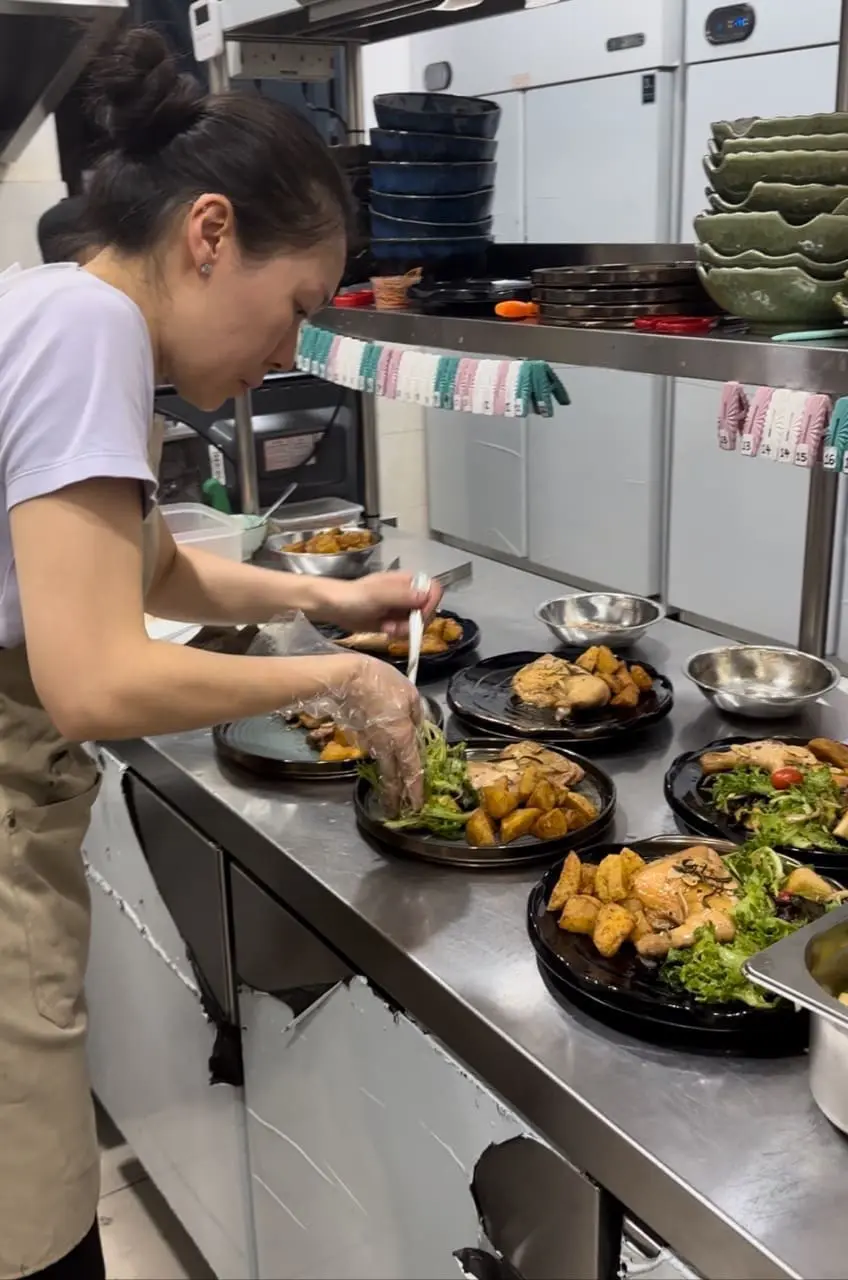 Jia Li cooking for her customers all alone