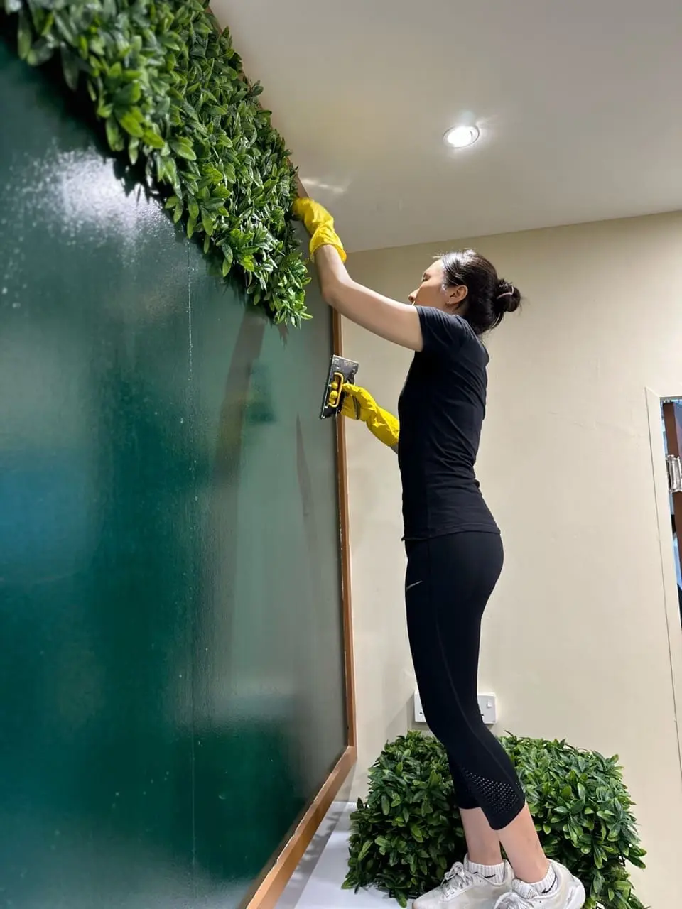 Jia Li plastering decorations herself
