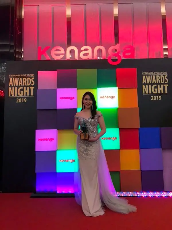 Jia Li receiving an award