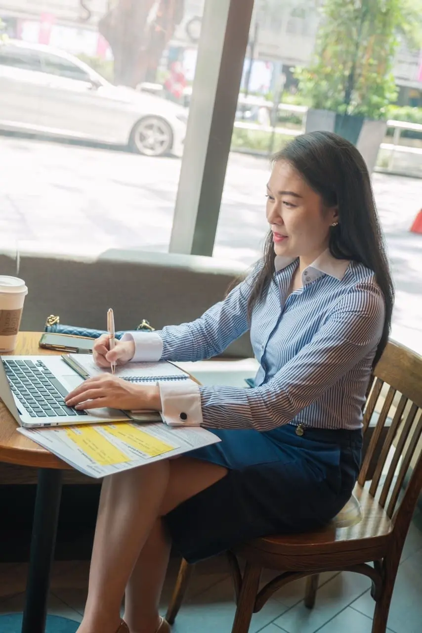 Jia Li working as financial advisor