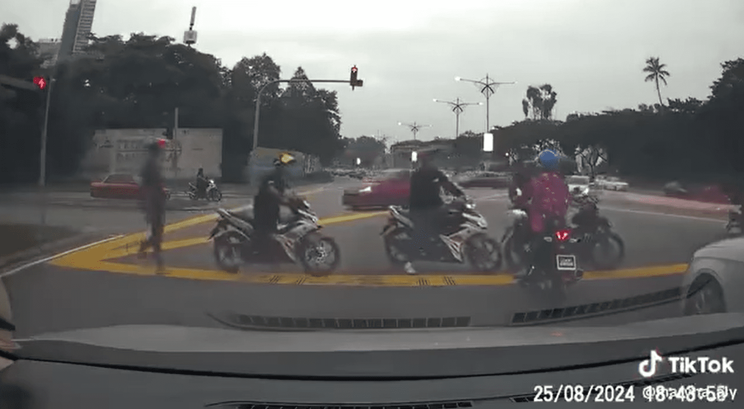 Johor police waiting for mat rempits at traffic light